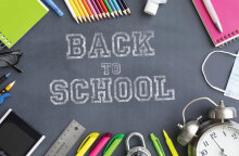 Εικαστικό που γράφει «Back to School»