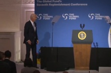 Νέα στιγμή αμηχανίας για τον Τζο Μπάιντεν: Μετά το τέλος της ομιλίας του στη Γενική Συνέλευση του ΟΗΕ, εμφανίστηκε χαμένος τη στιγμή της καθόδου του από τη σκηνή.