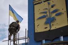 Νέες ανακαταλήψεις εδαφών στην ανατολική Ουκρανία ανακοινώνει το Κίεβο, την πρώτη μέρα των δημοψηφισμάτων που διοργανώνει η Μόσχα.