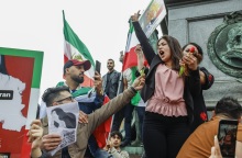 Η υποχρεωτική χρήση της μαντίλας στο Ιράν, η εφαρμογή της σαρίας ως νόμου, οι ελευθερίες που στερούνται οι γυναίκες και ο αγώνας που δίνουν.