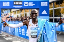 Ο Κενυάτης Ελιούντ Κιπτσόγκε κατέρριψε το παγκόσμιο ρεκόρ του μαραθωνίου, το οποίο κατείχε ο ίδιος, κερδίζοντας τον αγώνα του Βερολίνου σε χρόνο 2:01:09. 