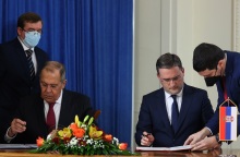 Σερβία και Ρωσία υπέγραψαν συμφωνία για τις διμερείς τους σχέσεις στη Νέα Υόρκη - Εξηγήσεις ζητούν οι ΗΠΑ, αντιδράσεις και από την ΕΕ.