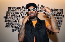 Η δολοφονία του ράπερ PnB Rock ενώ γευμάτιζε με την κοπέλα του στο Λος Άντζελες, οι αντιδράσεις της hip hop κοινότητας και η συζήτηση για τους κινδύνους των social media.