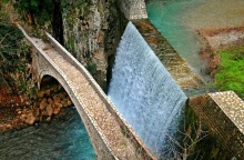 Ένα βιντεοσκοπημένο οδοιπορικό στην Παλαιοκαρυά Τρικάλων, από το κανάλι του Travel Inspiration - Μαγεύουν τον θεατή το γεφύρι και οι διπλοί καταρράκτες. 