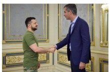 O πρόεδρος της Ουκρανίας, Βολοντίμιρ Ζελένσκι, με τον δήμαρχο Αθηναίων, Κώστα Μπακογιάννη