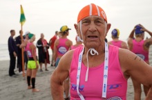 «Χρυσός» στο Παγκόσμιο Πρωτάθλημα Ναυαγοσωστικής στην Ιταλία ο 81χρονος Παντελής Αβραμίδης, που νίκησε τον καρκίνο.