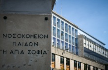 Ελεύθερος με περιοριστικούς όρους αφέθηκε ο 20χρονος πατέρας του κακοποιημένου βρέφους, που δίνει μάχη για να κρατηθεί στη ζωή, στο νοσοκομείο Παίδων Αγία Σοφία.