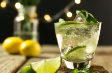 Ποτήρι με βότκα λεμόνι και διακόσμηση με λεμόνια