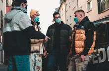 Κορωνοϊός - Παρέα από άνδρες