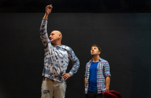 Ο ηθοποιός Θανάσης Τσαλταμπάσης και ο σκηνοθέτης Τσέζαρις Γκραουζίνις.