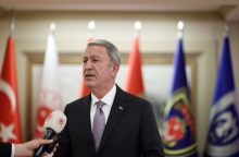 Με νέες εμπρηστικές δηλώσεις επανέρχεται ο Τούρκος υπουργός Άμυνας Χουλουσί Ακάρ, ο οποίος χαρακτηρίζει τους Έλληνες πολιτικούς ψεύτες και μυθομανείς.