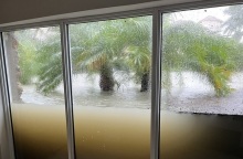 Τζαμαρία άντεξε τόνους νερού κατά το πέρασμα του τυφώνα Ίαν από τη Φλόριντα και η φωτογραφία έγινε viral στα social media.  