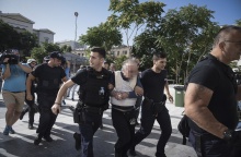 Ο Εμμανουήλ Σοροπίδης μεταφέρεται στο δικαστήριο όπου εξετάζεται η υπόθεση δολοφονίας της Δώρας Ζέμπερη σε δεύτερο βαθμό