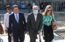 Ο Πέτρος Φιλιππίδης προσέρχεται στο δικαστήριο φορώντας μάσκα και με τη συνοδεία των δικηγόρων του