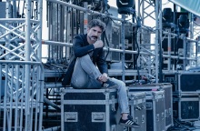 Ο κοντραμπασίστας Μιχάλης Καλκάνης μιλάει στην ATHENS VOICE για το νέο του άλμπουμ «Emotions» και τη σχέση της δυτικής με την ανατολική μουσική.