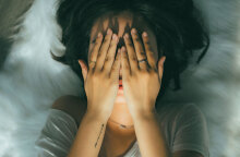 Κοπέλα κρύβει το πρόσωπό της με τα χέρια