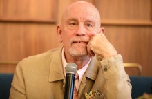 Ο Τζον Μάλκοβιτς στη συνάντηση με τους δημοσιογράφους στο Athenee, λίγο πριν ανέβει στη σκηνή του Ηρωδείου