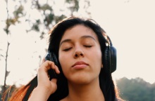 Αρκετοί άνθρωποι τον χρησιμοποιούν για να βελτιώσουν την εστίασή τους ενώ άλλοι τον χρειάζονται για να κοιμηθούν. Τι είναι ο καφέ θόρυβος; Και πώς λειτουργεί;