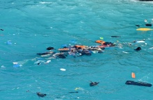 Στην επιφάνεια της θάλασσας αντικείμενα από το ναυάγιο με πρόσφυγες στα Κύθηρα