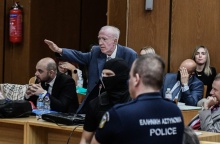 Ο Κωνσταντίνος Πλεύρης προτάσσει το δεξί του χέρι κάνοντας ναζιστικό χαιρετισμό μέσα στο δικαστήριο
