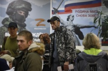 Επίστρατοι Ρώσοι πολίτες σε γραφεία στρατολόγησης στη Μόσχα © EPA/Yuri Kochetkov 