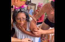 Ηλικιωμένη καταρρέει κατά τη διάρκεια του show από στρίπερ