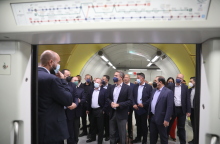 Ο Κυριάκος Μητσοτάκης στο μετρό του Πειραιά μαζί με υπουργούς