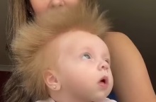 Μία μητέρα και το ηλικίας 10 εβδομάδων μωρό της έγιναν viral στο TikTok, καθώς τα μαλλιά του παιδιού πετάνε προς κάθε κατεύθυνση.