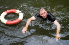 Σβάντε Πάαμπο: Ο Σουηδός γενετιστής πήρε το Νόμπελ Ιατρικής και οι συνάδελφοί του τον πέταξαν στη λίμνη για να το γιορτάσουν.