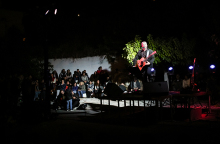 Ο Αλκίνοος Ιωαννίδης στη συναυλία στο χωριό Κουρκουλοί. 