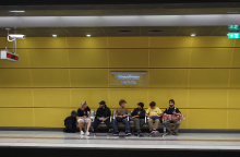 Επιβάτες περιμένουν την άφιξη του μετρό στον σταθμό Μανιάτικα. 