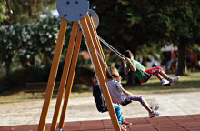 Παιδάκια κάνουν κούνια