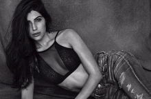 Ελναάζ Νορουζί, η ιρανή ηθοποιός  πετά τη χιτζάμπ και ξεγυμνώνεται ενάντια στον αυταρχισμό