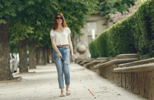 Ένα άτομο με οπτική αναπηρία. 