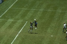 Η μπάλα με την οποία ο Ντιέγκο Μαραντόνα σκόραρε το θρυλικό «χέρι του Θεού» εναντίον της Αγγλίας δημοπρατείται - Στα 3 εκατομμύρια ευρώ εκτιμάται η αξία της.