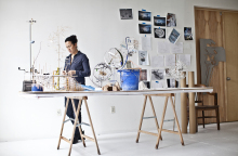 Η καλλιτέχνις Σάρα Ζι στο εργαστήριό της