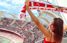 21χρονη οπαδό της Μπάρι, που φωτογραφίζεται με κατεβασμένο παντελόνι στα γήπεδα της Serie B αναζητά η ιταλική αστυνομία - Μοντέλο του OnlyFans η viral φίλαθλος.