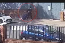 Η κατηγορούμενη μεταφέρει τη βαλίτσα με το πτώμα της φίλης της στο Λονδίνο