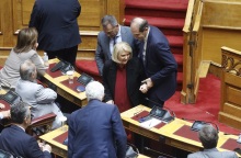 Μικρό ατύχημα είχε στη Βουλή η υφυπουργός Μετανάστευσης, Σοφία Βούλτεψη: Σκόνταψε και έπεσε στην Ολομέλεια - Πώς σχολίασε το περιστατικό ο Αλέξης Τσίπρας.