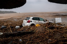 Κακοκαιρία στην Κρήτη και αυτοκίνητα παρασυρμένα από τα ορμητικά νερά