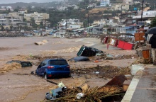 Αυτοκίνητα, κλαδιά και αντικείμενα στη θάλασσα μετά την κακοκαιρία στην Αγία Πελαγία Ηρακλείου στην Κρήτη