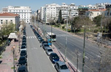 Λιγοστά αυτοκίνητα και ένα λεωφορείο στην Οδό Ακαδημίας στο κέντρο της Αθήνας