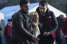 Συγγενής εγκλωβισμένου αγωνιά έξω από το ανθρακωρυχείο όπου καταγράφηκε το εργατικό δυστύχημα