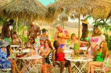 Συνέντευξη: Η αμερικανίδα φωτογράφος Alex Prager μιλάει για τις 12 εικόνες του νέου ημερολογίου της Lavazza με τίτλο «YES! We 're Open»