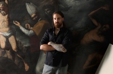 O ζωγράφος Μάξιμος Μανώλης μιλάει για τα έργα και τις επιρροές του, με αφορμή την πρώτη ατομική του έκθεση «Beyond Time» στο Πολιτιστικό Κέντρο «Μελίνα» Δήμου Αθηναίων