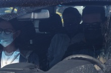 Βιασμός 12χρονης στον Κολωνό: Η μητέρα της ανήλικης οδηγείται στον ανακριτή το πρωί της Δευτέρας, μετά τη σύλληψη με την κατηγορία της διακεκριμένης μαστροπείας.