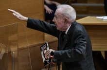 Ο Κωνσταντίνος Πλεύρης χαιρετά ναζιστικά μέσα στο δικαστήριο, κρατώντας βιβλίο του Ιωάννη Μεταξά