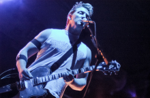 Η συναυλία των Queens Of The Stone Age στην Αθήνα, τον Ιούνιο του 2005, μέσα από σπάνιες εικόνες του Χρήστου Κισατζεκιάν