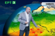 Ο Σάκης Αρναούτογλου δείχνει στον χάρτη κατά τη διάρκεια δελτίου καιρού