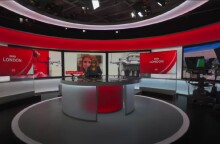 Στούντιο του BBC και στη μέση η παρουσιάστρια